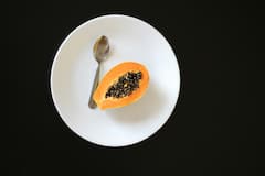 Papaya Seeds: तुम्ही पपईच्या बिया कचऱ्यात फेकून देता? जाणून घेऊया त्याचे फायदे!