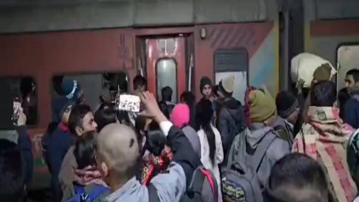 लेकिन पिछले कुछ दिनों में काफी बुरी खबरें भी सामने आई हैं. प्रयागराज जाने वाले और प्रयागराज से आने वाले श्रद्धालुओं ने ट्रेनों में तोड़फोड़ की है जबरन घुसने की कोशिश की है. और ट्रेन में यात्रा कर रहे यात्रियों पर परेशान भी किया है.