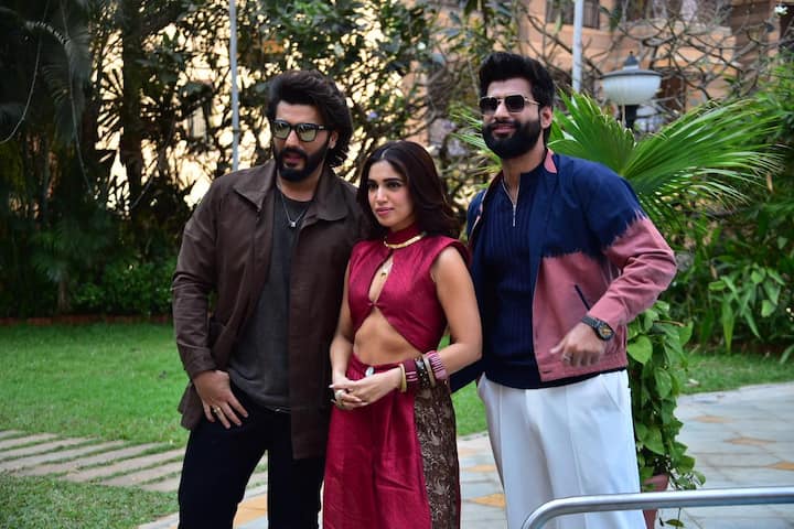 इस दौरान भूमि पेडनेकर काफी ग्लैमरस लुक में दिखी. उन्होंने स्टाइलिश को-अर्ड सेट कैरी किया था.