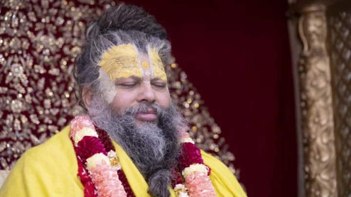 प्रेमानंद महाराजांनी नकळत झालेल्या चुकांपासून मुक्ती मिळवण्याचा मार्ग सांगितला आहे. ते म्हणतात की जर तुम्ही जाणूनबुजून किंवा नकळत पाप केले असेल तर त्याचे प्रायश्चित करा आणि देवाकडे क्षमा मागा.