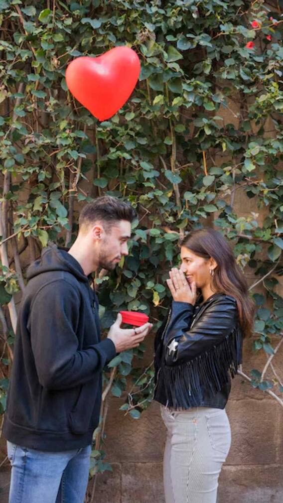 इंट्रोवर्ट लोग ऐसे कर सकते हैं अपने प्यार का इजहार