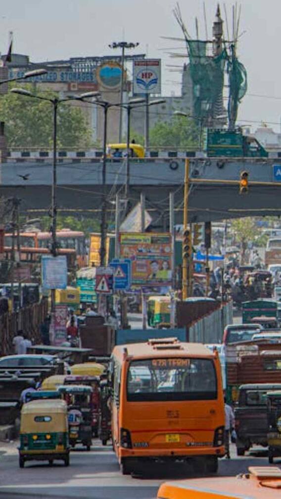 क्यों अलग-अलग है दिल्ली में चलने वाली बसों का रंग?