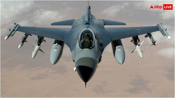 एक फाइटर प्लेन की स्पीड ध्वनि की गति से कई गुना ज्यादा हो सकती है. हाल-फिलहाल में बेंगलुरू में आयोजित एयरो इंडिया-2025 में रूस और अमेरिका ने 5वीं पीढ़ी के फाइटर जेट्स को उतारा है. रूस के Su-57 फाइटर जेट की स्पीड 2600 किमी/घंटे है तो अमेरिका के F-35 की अधिकतम गति 1900 किमी/घंटे तक है.