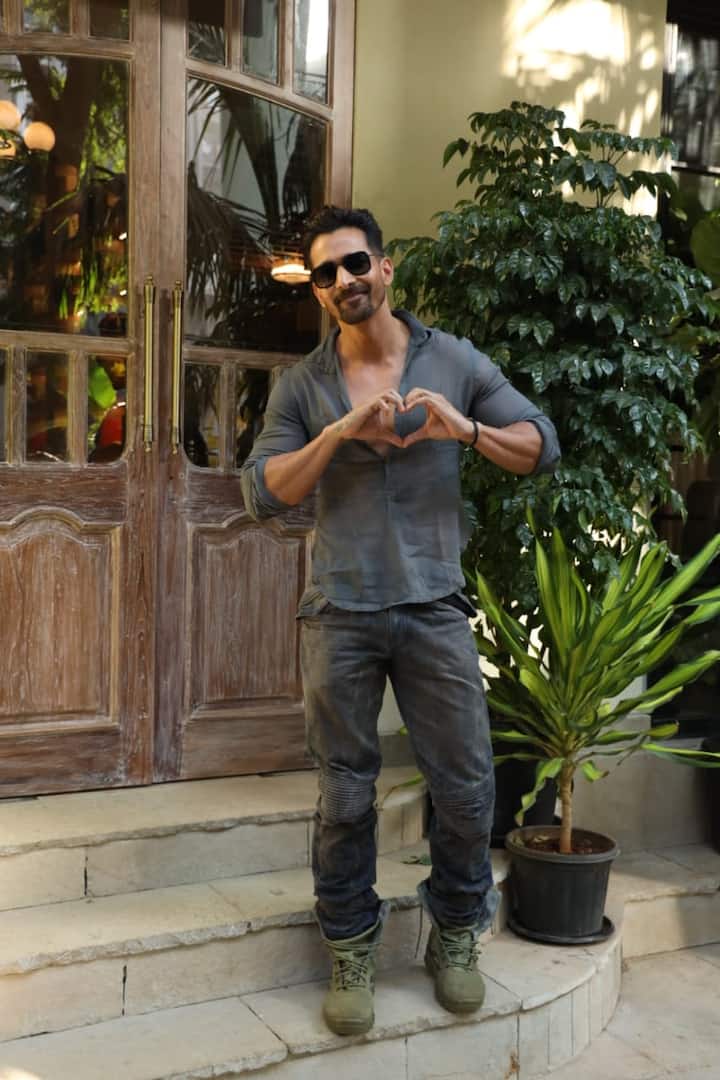 एक्टर हर्षवर्धन राणे भी आज एक बार फिर पैपराजी के कैमरे में कैद हुए. जो इस दौरान काफी हैंडसम लग रहे थे.