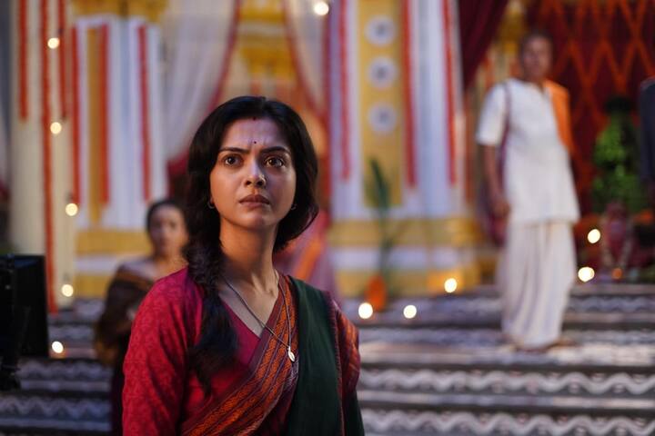 ওয়েব সিরিজটি পরিচালনা করেছেন সৃজিত রায় ও সৌভিক চক্রবর্তী। সোলাঙ্কি ছাড়াও এই ওয়েব সিরিজে দেখা যাবে, রোহন ভট্টাচার্য (Rohaan Bhattacharjee) ও কৌশিক রায় (Koushik Roy)