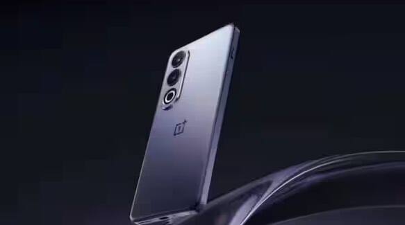 પાવર માટે સ્માર્ટફોનમાં 5,500mAh ની શક્તિશાળી બેટરી છે. આ બેટરી 100W SuperVOOC ફાસ્ટ ચાર્જિંગને પણ સપોર્ટ કરે છે.