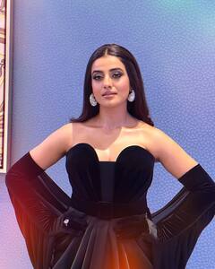 ब्लैक थाई हाई स्लिट गाउन पहन अक्षरा सिंह ने दिए किलर पोज, अदाएं देख फैंस के छूटे पसीने