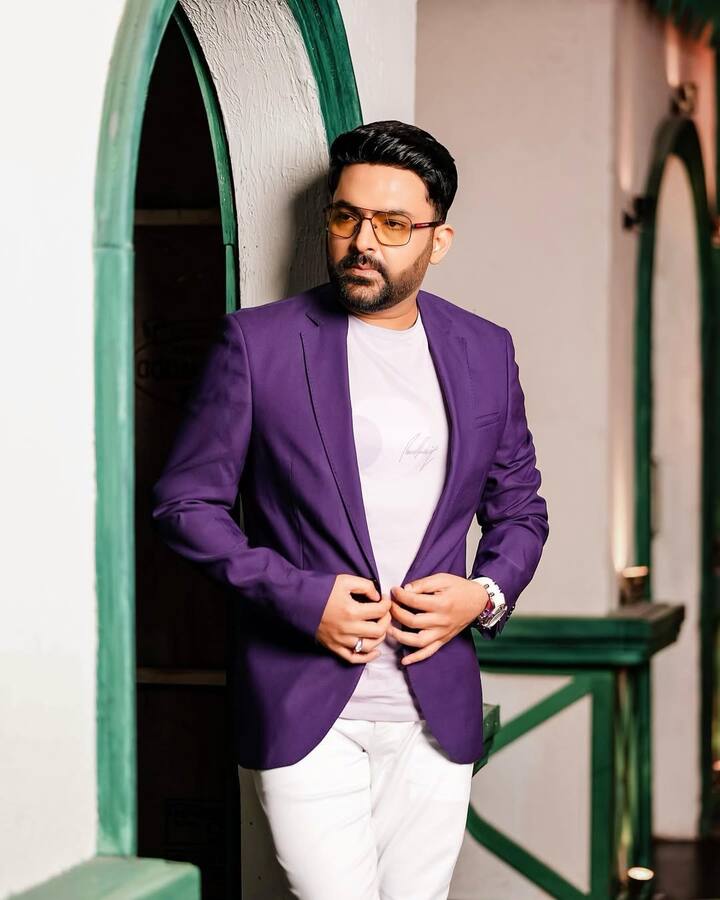 At the same time, Tinu Anand got very angry due to this act of Kapil Sharma and he went to Kapil and gave him a slap and thrown out of the set .. '