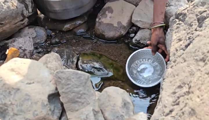 साचलेले पाणी पिण्यास किती घातक असू शकते हे नव्याने सांगायची गरज नाही.एकीकडे GBS वरून दुषीत पाण्यावरून प्रशासन जागं झालंय असं सांगितलं जात असताना महाराष्ट्रातला एक भाग पाण्यासाठी कोणत्या स्थितीत आहे हे पाहण्याची गरज आहे.
