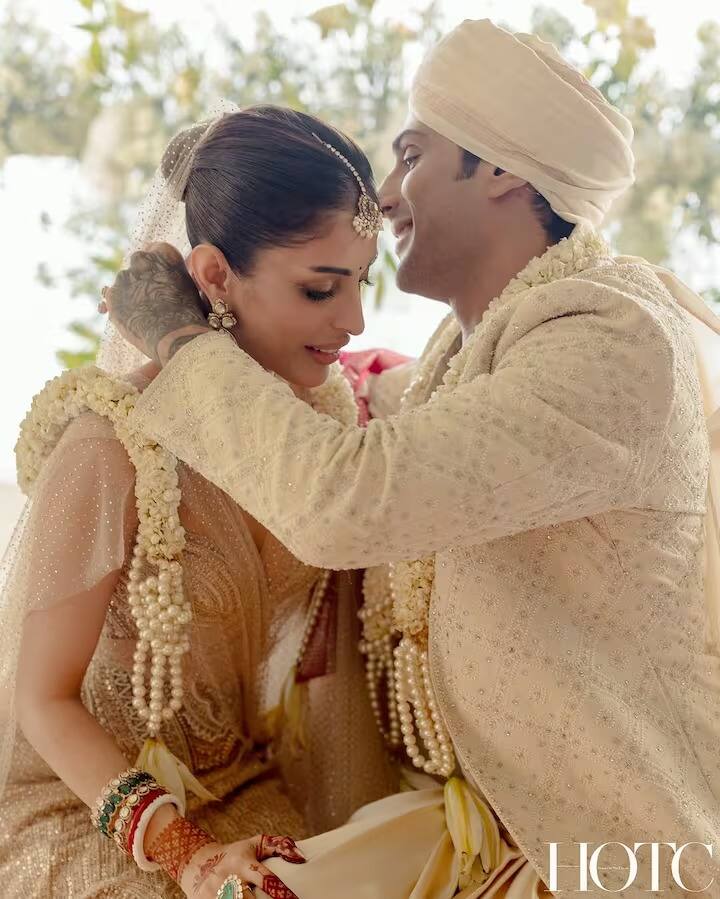 अभिनेता प्रतीक बब्बर हा ज्येष्ठ अभिनेते राज बब्बर आणि दिवंगत अभिनेत्री स्मिता पाटील यांचा मुलगा आहे. ज्यानं आज त्याची प्रेयसी प्रिया बॅनर्जीशी लग्न केलं.