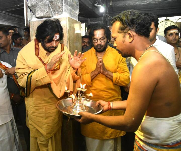 మురుగన్ దర్శనం తర్వాత అక్కడి నుంచి బయలుదేరుతూ పారిశుధ్య కార్మికులను చూసి కాన్వాయ్ ను ఆపారు. కాసేపు వారితో మాట్లాడి సెల్ఫీలు దిగారు.