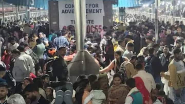 प्रयागराज की ओर जाने वाली दो ट्रेनों के लेट होने की वजह से स्टेशन के प्लेटफॉर्म नंबर 13, 14 और 16 पर हजारों यात्री जमा हो गए, जिससे सफोकेशन और भगदड़ जैसी स्थिति बन गई.