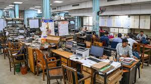 ਫ਼ੋਨ ਵੀ ਦਿੱਤਾ ਜਾਵੇਗਾ   ਪੱਛਮੀ ਬੰਗਾਲ ਦੀ ਮਮਤਾ ਬੈਨਰਜੀ ਸਰਕਾਰ ਨੇ ਬੁੱਧਵਾਰ ਨੂੰ ਵਿਧਾਨ ਸਭਾ ਵਿੱਚ ਰਾਜ ਦਾ ਬਜਟ ਪੇਸ਼ ਕੀਤਾ। ਵਿੱਤ ਰਾਜ ਮੰਤਰੀ ਚੰਦਰਿਮਾ ਭੱਟਾਚਾਰੀਆ ਨੇ ਬਜਟ ਭਾਸ਼ਣ ਦੌਰਾਨ ਸਰਕਾਰੀ ਕਰਮਚਾਰੀਆਂ ਨੂੰ ਮਹਿੰਗਾਈ ਭੱਤੇ (DA) ਵਿੱਚ 4% ਵਾਧੇ ਦਾ ਐਲਾਨ ਕੀਤਾ। ਇਸ ਦੇ ਨਾਲ ਹੀ ਆਂਗਣਵਾੜੀ ਅਤੇ ਆਸ਼ਾ ਵਰਕਰਾਂ ਨੂੰ ਮੋਬਾਈਲ ਫੋਨ ਦੇਣ ਦਾ ਐਲਾਨ ਕੀਤਾ ਗਿਆ ਹੈ। ਵਧੇ ਹੋਏ ਡੀਏ ਨਾਲ, ਕਰਮਚਾਰੀਆਂ ਨੂੰ ਹੁਣ ਕੁੱਲ 18% ਮਹਿੰਗਾਈ ਭੱਤਾ ਮਿਲੇਗਾ, ਜੋ ਕਿ 1 ਅਪ੍ਰੈਲ, 2024 ਤੋਂ ਲਾਗੂ ਹੋਵੇਗਾ। ਹਾਲਾਂਕਿ, ਵਿਰੋਧੀ ਧਿਰ ਭਾਜਪਾ ਨੇ ਬਜਟ ਦਾ ਵਿਰੋਧ ਕੀਤਾ ਅਤੇ ਵਿਧਾਨ ਸਭਾ ਦੀ ਕਾਰਵਾਈ ਵਿੱਚੋਂ ਵਾਕਆਊਟ ਕਰ ਦਿੱਤਾ, ਇਸ ਵਿੱਚ ਰੁਜ਼ਗਾਰ ਦੇ ਨਵੇਂ ਮੌਕਿਆਂ ਦੀ ਘਾਟ ਦਾ ਦੋਸ਼ ਲਗਾਇਆ।