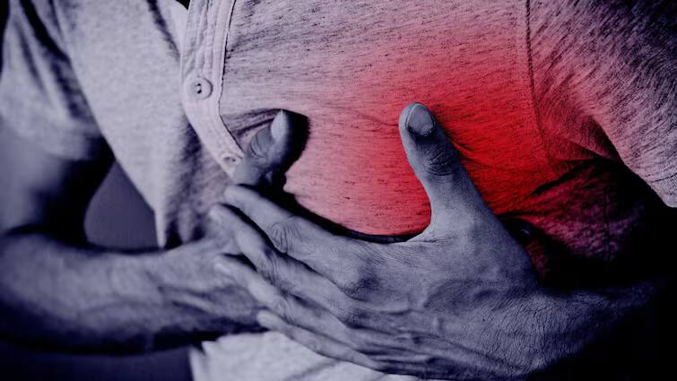 Karnataka Bakery Employee Dies Of Heart Attack While Serving Customers VIDEO அச்சச்சோ.!கேக் விற்பனையின் போது திடீரென மயங்கி விழுந்து பெரியவர் இறப்பு!