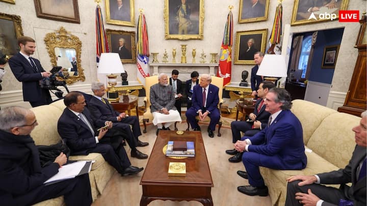 अमेरिकी राष्ट्रपति डोनाल्ड ट्रंप के दूसरी बार राष्ट्रपति बनने के बाद दोनों नेताओं की ये पहली मुलाकात है. पीएम मोदी की अमेरिकी यात्रा के दौरान उनकी मुलाकात राष्ट्रपति डोनाल्ड ट्रंप से व्हाइट हाउस के ओवल ऑफिस में हुई है.