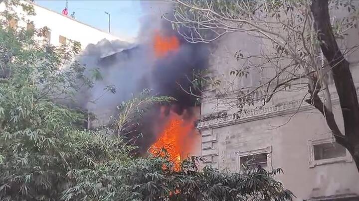 या आगीत कोणतीही जीवितहानी झाली नाही, मात्र मोठे नुकसान झाले आहे.