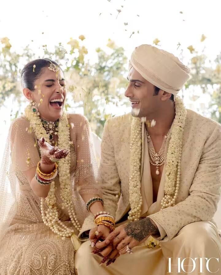 बॉलिवूड अभिनेता प्रतीक बब्बरनं व्हॅलेंटाईन डे म्हणजेच, 14 फेब्रुवारी रोजी त्याची प्रेयसी प्रिया बॅनर्जीसोबत लग्नगाठ बांधली. लग्नात हे नवदाम्पत्य शाही लूकमध्ये दिसलं.