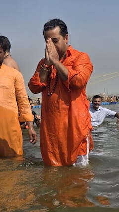 गंगा नदीत डुबकी; धर्मांतर विरोधी कायद्यावर थेट कुंभमेळ्यातून मंत्री नितेश राणेंचं मोठं वक्तव्य