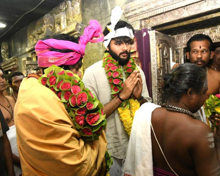 ఆలయంలో జరుగుతున్న స్కంద షష్టి కవచం, తిరుప్పుకల్ పారాయణంలో పవన్ కళ్యాణ్, అకీరా భక్తి శ్రద్ధలతో పాల్గొన్నారు