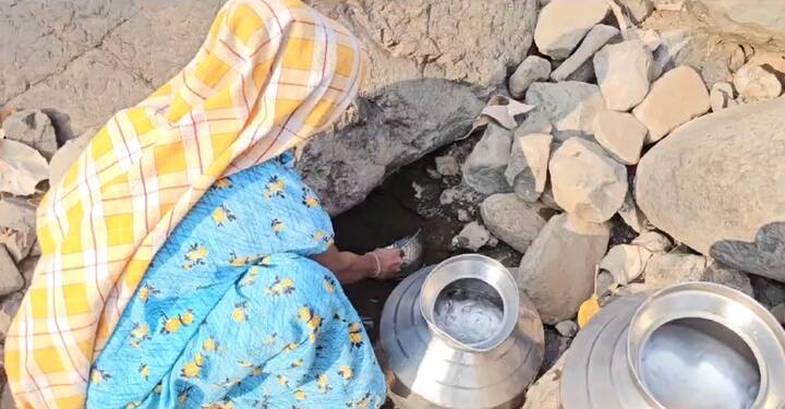 डोंगररांगात पाणी मिळत नसल्यानं महिला साचलेल्या पाण्याने कळशा, हंडे भरताना दिसत आहेत.