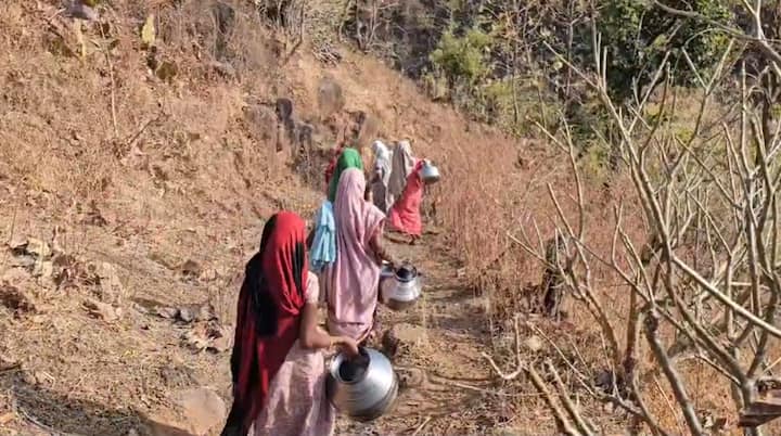 नंदुरबारमध्ये हंडाभर पाण्यासाठी महिलांना पाच ते सहा किलोमीटरची पायपीट करावी लागतेय.