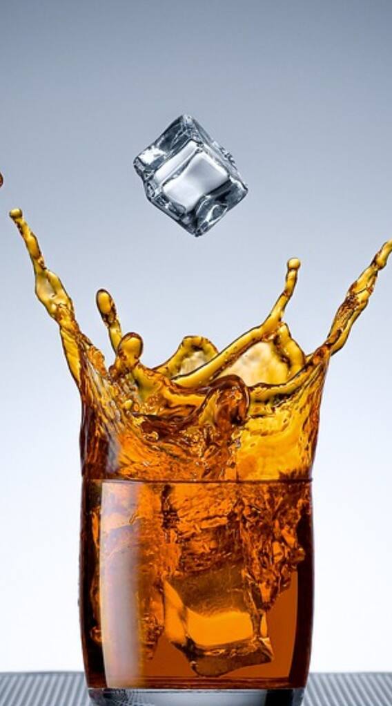 शराब में क्यों डूब जाती है बर्फ?