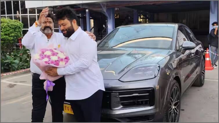 Actor Balakrishna Presents Music Director Thaman A Costly Gift Actor Balayya: இசையமைப்பாளர் தமனை திக்குமுக்காட வைத்த நடிகர் பாலையா..என்ன செஞ்சார்னு பாருங்க...