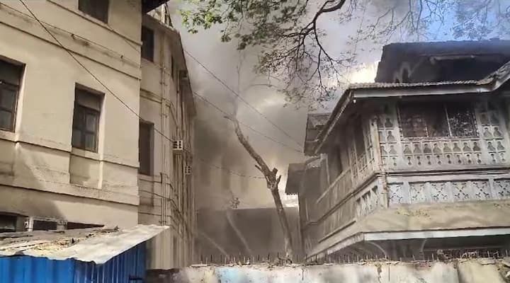 मुंबईतील फोर्ट परिसरात असलेल्या फ्रीमेसन हॉलमध्ये आग लागल्याची घटना घडली आहे.