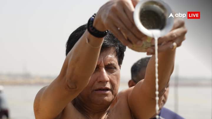 महाकुंभ में स्नान करने के लिए केंद्रीय वाणिज्य और उद्योग मंत्री पीयूष गोयल भी परिवार के साथ प्रयागराज पवित्र स्नान करने के लिए पहुंचे.