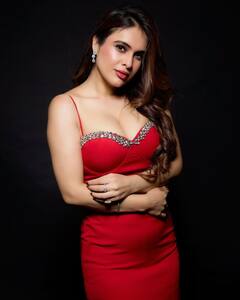 Neha Malik: રેડ બોડીકોનમાં નેહા મલિકે સોશિયલ મીડિયામાં લગાવી આગ, જુઓ તસવીરો