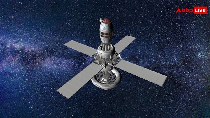 नासा के मुताबिक, स्पेस स्टेशन के घूमने की रफ्तार 27,600 किमी प्रति घंटा है. इतनी तेज रफ्तार के कारण एक तरह का बल पैदा होता है, जो ग्रेविटी के विरुद्ध ही काम करता है.