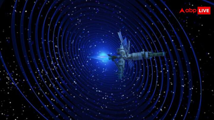 स्पेस स्टेशन एक तरह से अंतरिक्ष में जाने वाले एस्ट्रोनॉट्स के लिए एक घर है. एस्ट्रोनॉट्स स्पेस मिशनों के दौरान इसी स्टेशन में रहते हैं और कई प्रयोग करते हैं. अंतरिक्ष स्टेशन पर रहकर वैज्ञानिक स्पेस में मानव जीवन की संभावनााओं को तलाश कर रहे हैं.