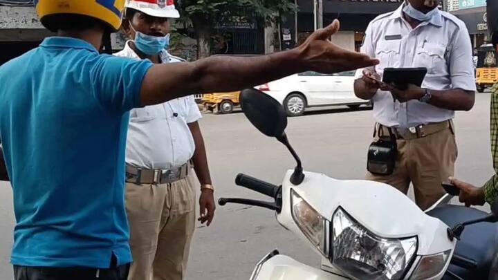 आप इस तरह की स्थिति में अपनी शिकायत दर्ज करवा सकते हैं. इसके लिए आप ऑनलाइन और ऑफलाइन दोनों ही तरीकों को आजमा सकते हैं. ऐसे चालानों को आप पहले तो सीधे कोर्ट में चुनैती दे सकते हैं.