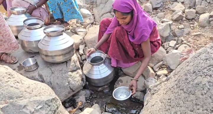 हर घर नल योजना, जलजीवन मिशन अशा कितीतरी योजना सातपुड्यात निष्प्रभ ठरलेल्या दिसतात. वाहतूकीची कोणतीही सोय नाही. परिसरात पाणीच येत नसल्याने महिलांना हंडाभर पाण्यासाठी साचलेल्या पाण्याचा आधार घ्यावा लागत आहे.