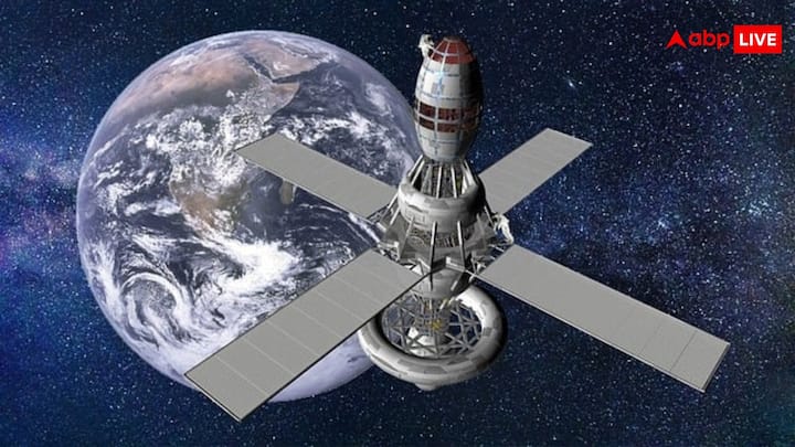 इंटरनेशनल स्पेस स्टेशन एक फुटबाल के मैदान जैसे आकार का है, जिसका वजन करीब 460 टन है और यह 27,600 किलोमीटर प्रति घंटे की रफ्तार से पृथ्वी के चक्कर काट रहा है.