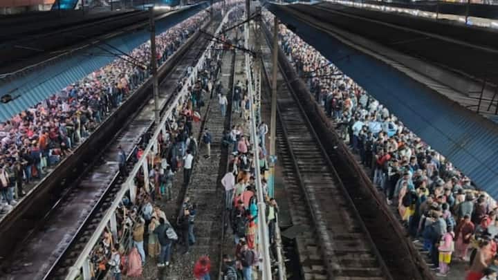 दिल्ली पुलिस सूत्रों के अनुसार, प्रयागराज एक्सप्रेस प्लेटफॉर्म नंबर 14 पर खड़ी थी. इसी दौरान स्वर्ण त्राता सेनानी एक्सप्रेस और भुवनेश्वर राजधानी भी लेट थीं, जिससे यात्रियों की भीड़ प्लेटफॉर्म 12, 13 और 14 पर जमा हो गई.