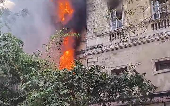 स्टर्लिंग सिनेमा समोरील फ्रीमेसन इमारतीला भीषण आग लागल्याची घटना घडली आहे.