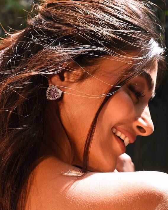 पुजाचा क्लासी लुक!