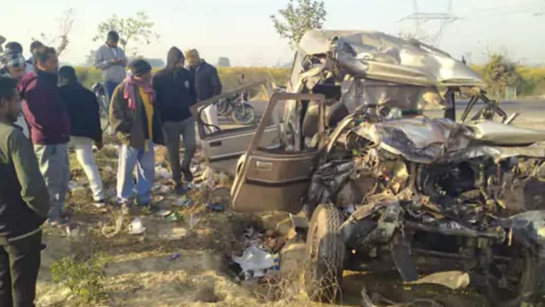 Bolero bus carrying devotees for Mahakumbh collides with a bus 10 dead 19 injured it took two and a half hours to remove the bodies महाकुंभसाठी आलेल्या भाविकांची बोलेरोची बसला भीषण धडक; 10 जणांचा अंत, 19 जखमी, मृतदेह काढण्यासाठी अडीच तास लागले
