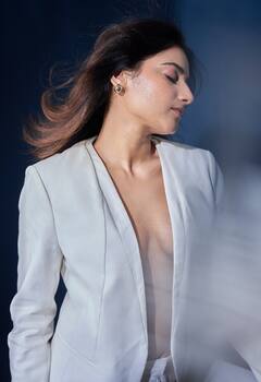 Prisha Singh: బ్లేజర్ బటన్స్ విప్పేసి టాలీవుడ్ హీరోయిన్ బోల్డ్ ఫోటో షూట్