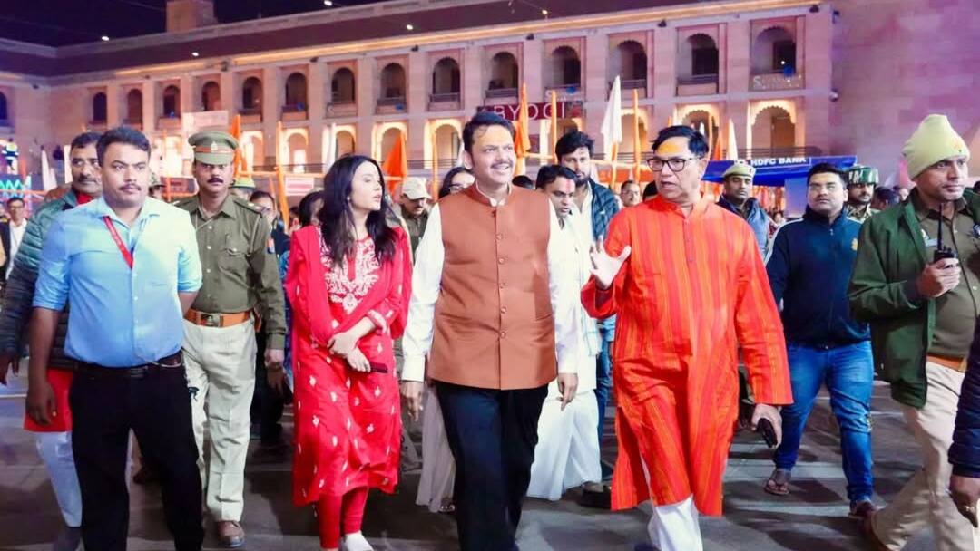 परिवार सहित वाराणसी पहुंचे महाराष्ट्र सीएम देवेंद्र फडणवीस, भगवान काशी विश्वनाथ का किया दर्शन Maharashtra CM Devendra Fadnavis Varanasi visit With Family and Worshiped Kashi Vishwanath ann परिवार सहित वाराणसी पहुंचे महाराष्ट्र सीएम देवेंद्र फडणवीस, भगवान काशी विश्वनाथ का किया दर्शन