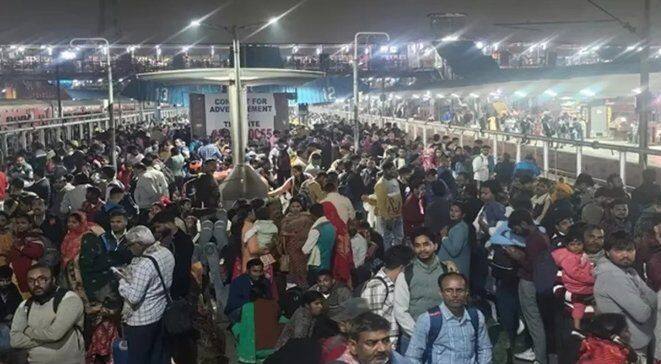 घटनेतील जखमींना स्थानिक रुग्णालयात उपचारांसाठी दाखल करण्यात आले आहे.