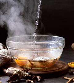 ਸਵੇਰੇ ਗਰਮ ਪਾਣੀ 'ਚ ਦੇਸੀ ਘਿਓ ਮਿਲਾ ਕੇ ਪੀਣ ਨਾਲ ਮਿਲਦੇ ਗਜ਼ਬ ਫਾਇਦੇ, ਕਬਜ਼ ਦੀ ਸਮੱਸਿਆ ਤੋਂ ਰਾਹਤ ਸਣੇ ਅੱਖਾਂ ਦੀ ਰੌਸ਼ਨੀ ਲਈ ਵਰਦਾਨ