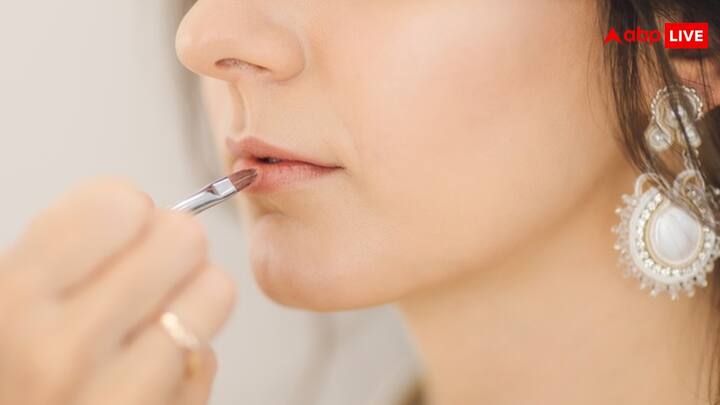 एक जिक्र यह भी मिलता है कि लिपिस्टिक को लेकर ग्रीक साम्राज्य में कानून बनाया गया था. यहां वेश्याओं को गहरे रंग की लिपिस्टिक लगानी होती थी. यह एक तरह से वेश्याओं की पहचान बन गई थी.