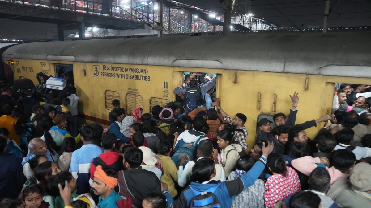 Delhi Railway Station Stampede: ‘ठेले पर खुद ढोए कई शव’, नई दिल्ली स्टेशन पर मौजूद कुली ने बताई भगदड़ की भयावह कहानी