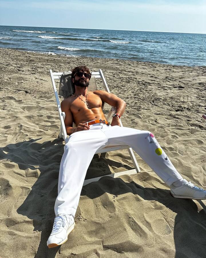 वर्कफ्रंट की बात करें तो विद्युत जामवाल आखिरी बार फिल्म ‘क्रेक’ में नजर आए थे. इसमें उनके साथ अर्जुन रामपाल भी अहम किरदार में थे.