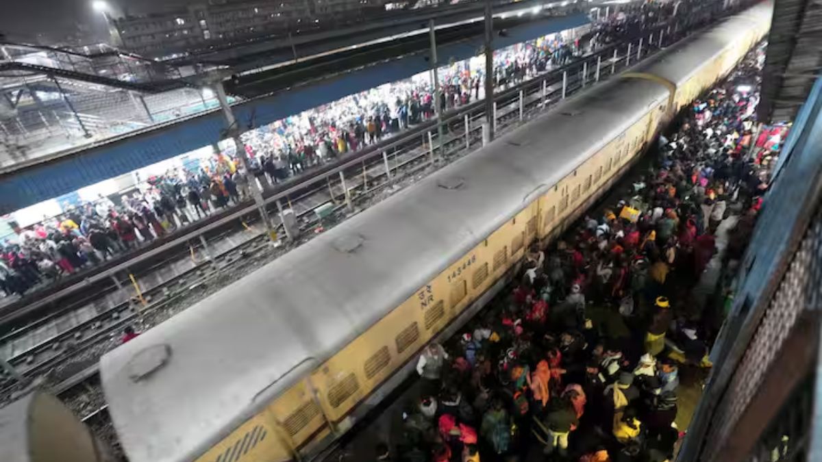 Delhi Railway Station Stampede: பக்தி மோகம், துடிதுடித்த மக்கள்..! டெல்லி கொடூர சம்பவத்தை விளக்கும் கோர புகைப்படங்கள்