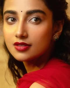 Meenaakshi Chaudhary : మీనాక్షి చౌదరి స్కిన్ కేర్ సీక్రెట్స్.. రెడ్ కలర్ డ్రెస్​లో ఎంత అందంగా ఉందో చూశారా?