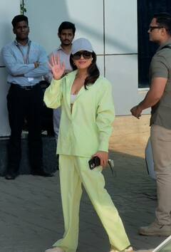 Priyanka Chopra Airport Pics: आंखों पर चश्मा..सिर पर टोपी, एयरपोर्ट पर कूल लुक में स्पॉट हुईं प्रियंका चोपड़ा