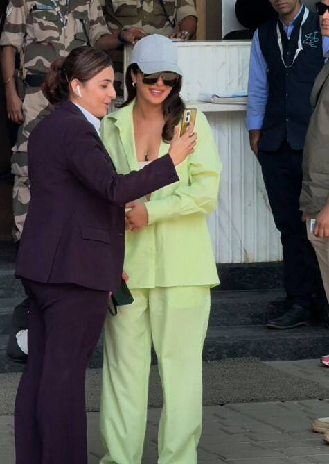 वहीं पैपराजी को पोज देने के साथ एक्ट्रेस ने अपनी एक फीमेल फैन के साथ सेल्फी भी क्लिक करवाई. उनका ये अंदाज भी यूजर्स को खूब भा रहा है.